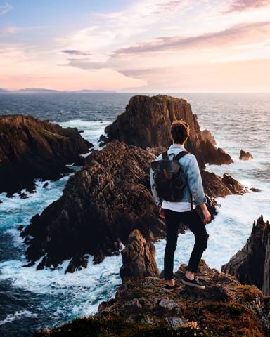 Lucas en los acantilados de Irlanda